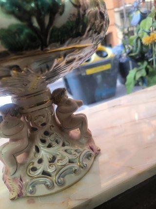 Centro de mesa Capodimonte figuras querubines