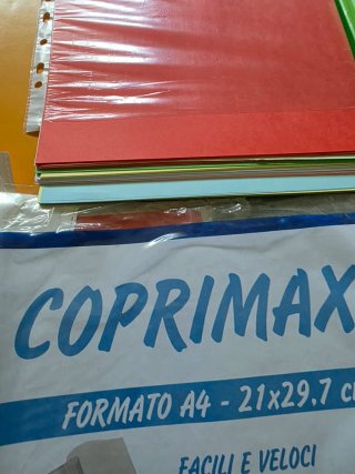 Set cancelleria mista: quaderni, matite, copertine
