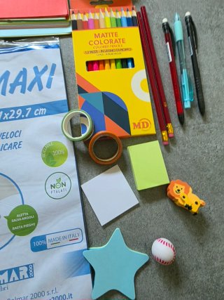 Set cancelleria mista: quaderni, matite, copertine