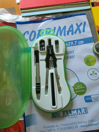 Set cancelleria mista: quaderni, matite, copertine