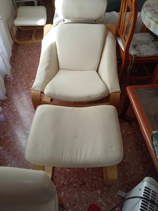 2 poltrone e poggiapiedi in tessuto e legno