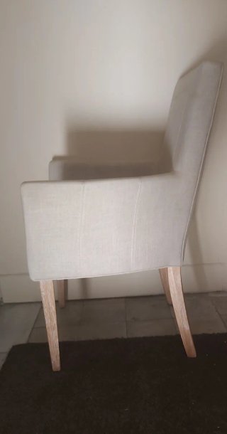 Silla de tela beige, patas madera Marca SAFAVIEH