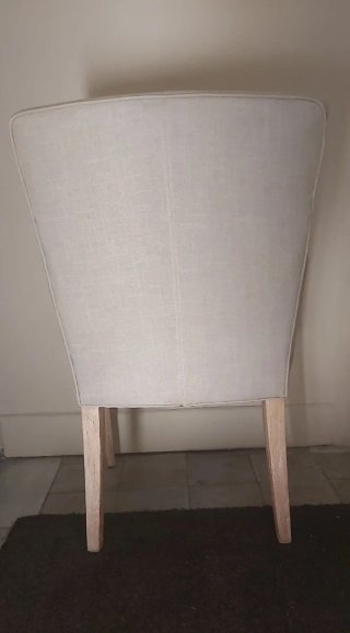 Silla de tela beige, patas madera Marca SAFAVIEH