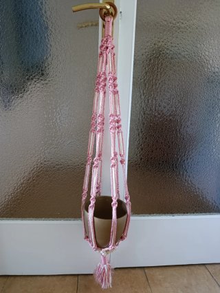 Colgador de macramé rosa y dorado
