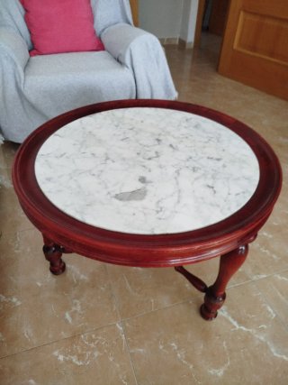 Mesa de centro redonda de madera y mármol