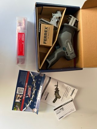 Sierra de sable Ferrex 12V + set hojas