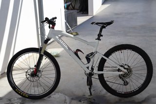 Bicicleta Enduro Mondraker Blanca