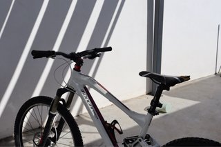 Bicicleta Enduro Mondraker Blanca
