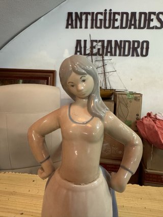 Figura de porcelana niña con patos