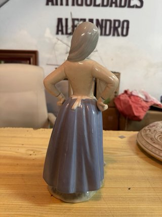Figura de porcelana niña con patos