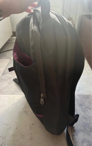 Mochila de viaje gris oscuro con detalles morados