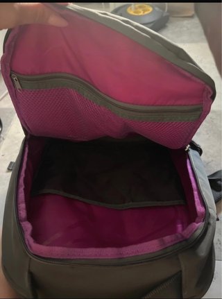 Mochila de viaje gris oscuro con detalles morados
