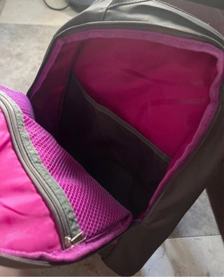 Mochila de viaje gris oscuro con detalles morados