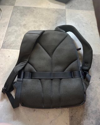 Mochila de viaje gris oscuro con detalles morados