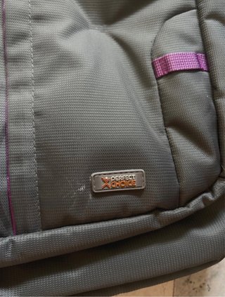 Mochila de viaje gris oscuro con detalles morados
