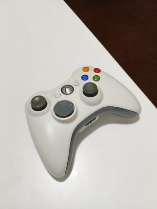 2 Mandos Xbox 360: 1 cable 1 inalámbrico a pilas.