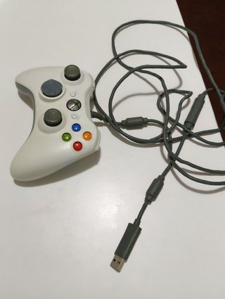 2 Mandos Xbox 360: 1 cable 1 inalámbrico a pilas.