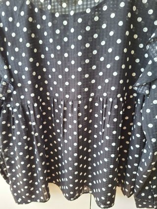 Blusa negra lunares blancos