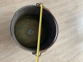 Caldero antiguo con cadena de forja