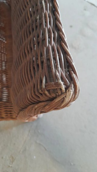 Butaca de mimbre marrón