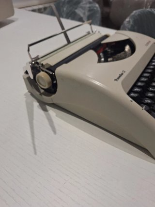 Máquina de escribir Olympia Traveller C