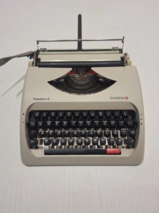 Máquina de escribir Olympia Traveller C