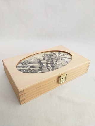 Caja de madera c/cristal ovalada