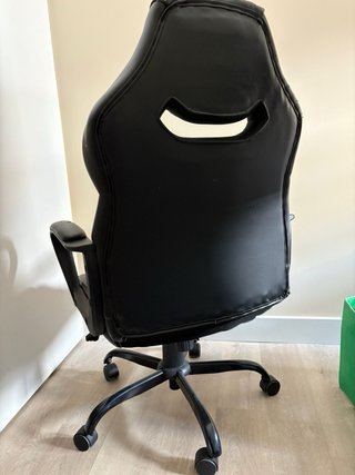 Sillón gaming negro y azul