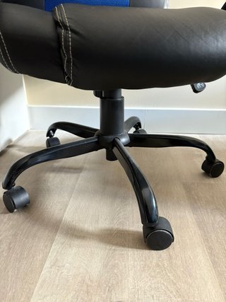 Sillón gaming negro y azul