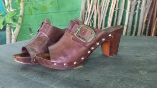 Zuecos tacón cuero marrón talla 38