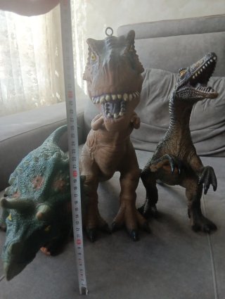 3 dinosaurios de goma