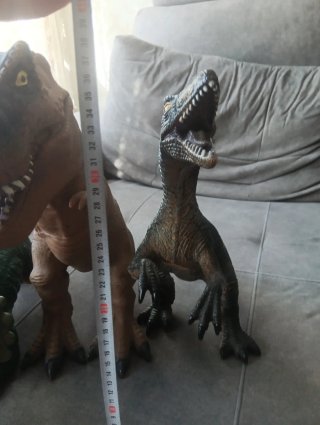 3 dinosaurios de goma