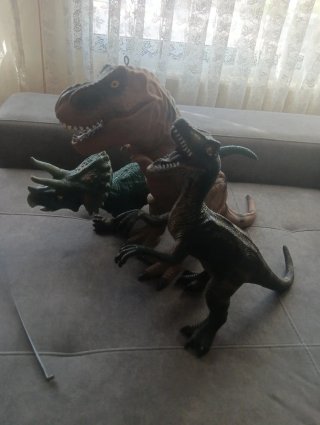 3 dinosaurios de goma