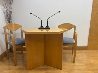 Mesa hexagonal de madera barnizada y dos sillas