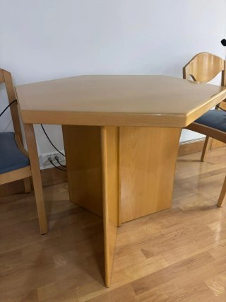 Mesa hexagonal de madera barnizada y dos sillas