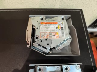 Herrajes para puertas abatibles con freno (Blum)