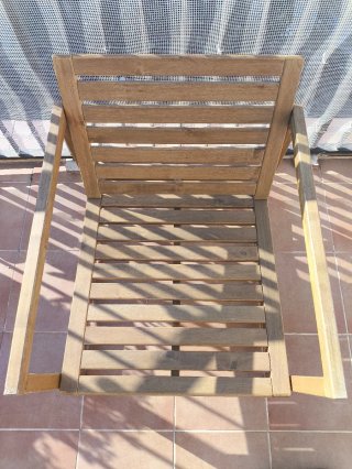 Silla de madera para jardín