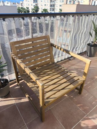 Silla de madera para jardín