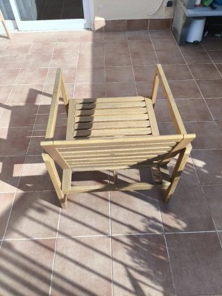 Silla de madera para jardín