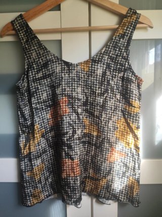 Camiseta tirantes ocre y gris