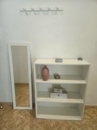Estantería blanca y espejo