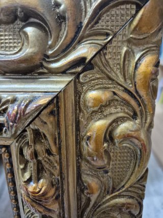 Cornice ornamentale dorata e marrone