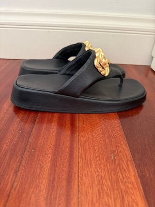 Sandalias negras con detalle dorado