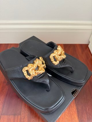 Sandalias negras con detalle dorado