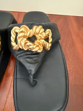 Sandalias negras con detalle dorado