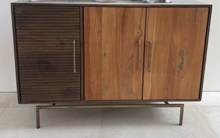 Aparador madera y metal.(Dos unidades disponibles)