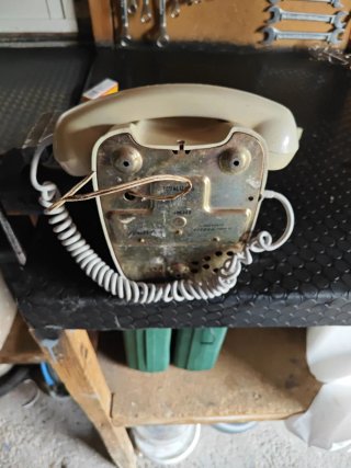 Teléfono antiguo de disco beige