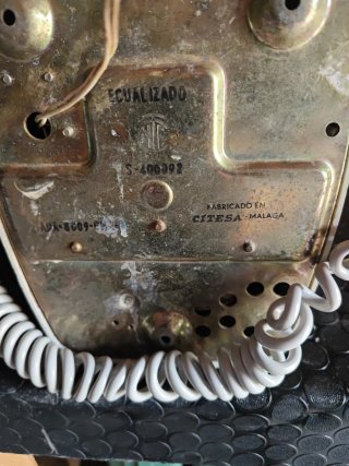 Teléfono antiguo de disco beige