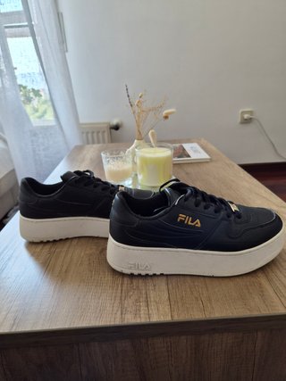 Zapatillas Fila negras plataforma doradas