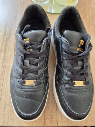 Zapatillas Fila negras plataforma doradas